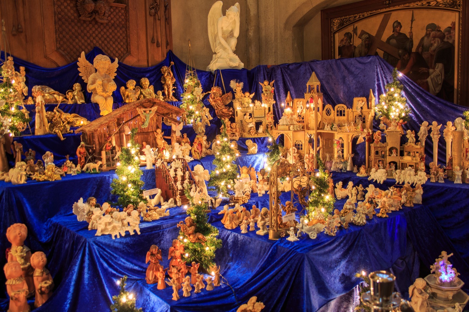Kerststal en engelenexpositie in kathedraal