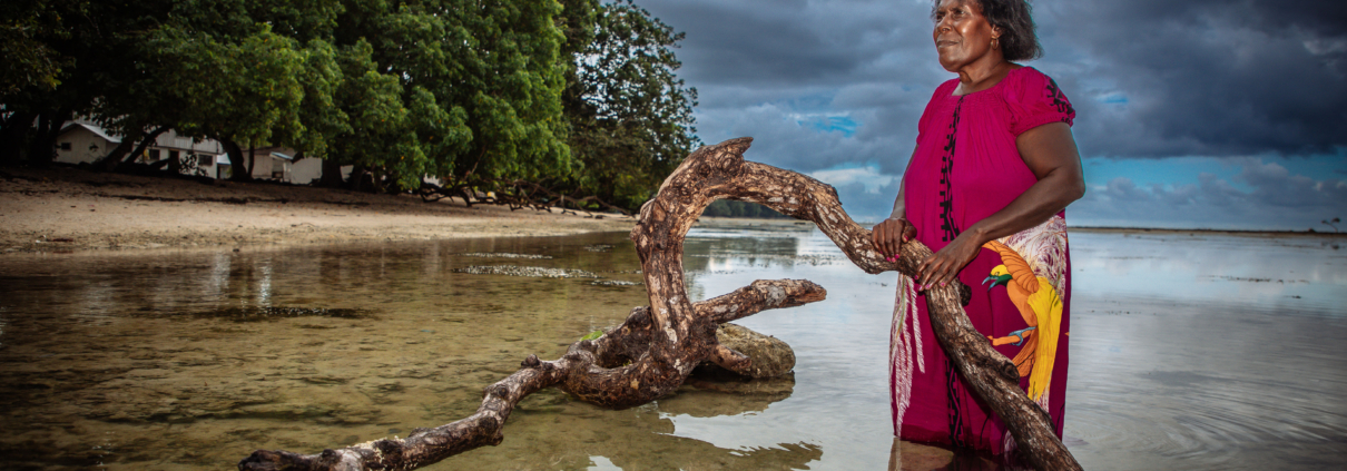 Helen Hakena op het strand van Papoea-Nieuw-Guinea