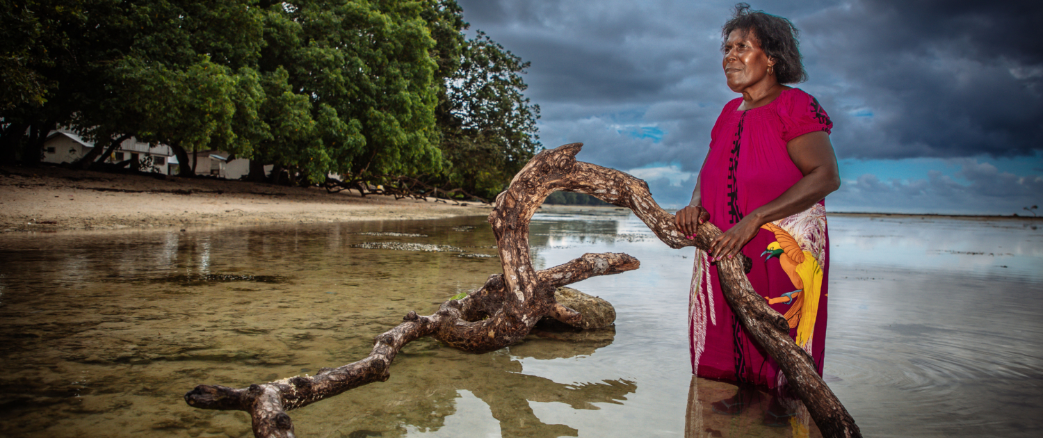 Helen Hakena op het strand van Papoea-Nieuw-Guinea