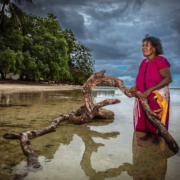 Helen Hakena op het strand van Papoea-Nieuw-Guinea