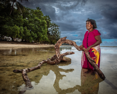 Helen Hakena op het strand van Papoea-Nieuw-Guinea